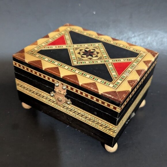 Vintage Wooden Trinket Jewelry Box With Intricate Inlaid Geometric Patterns On F - Picture 8 of 9